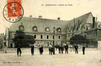 Debout jusqu'en 1918/1920, dans l'ancien couvent des chanoines place Hugues Plomb. © Epernay Patrimoine
